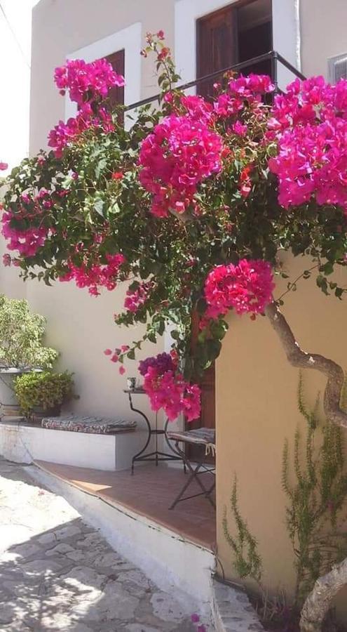 Yiayia'S Home Chalki Town Exterior foto
