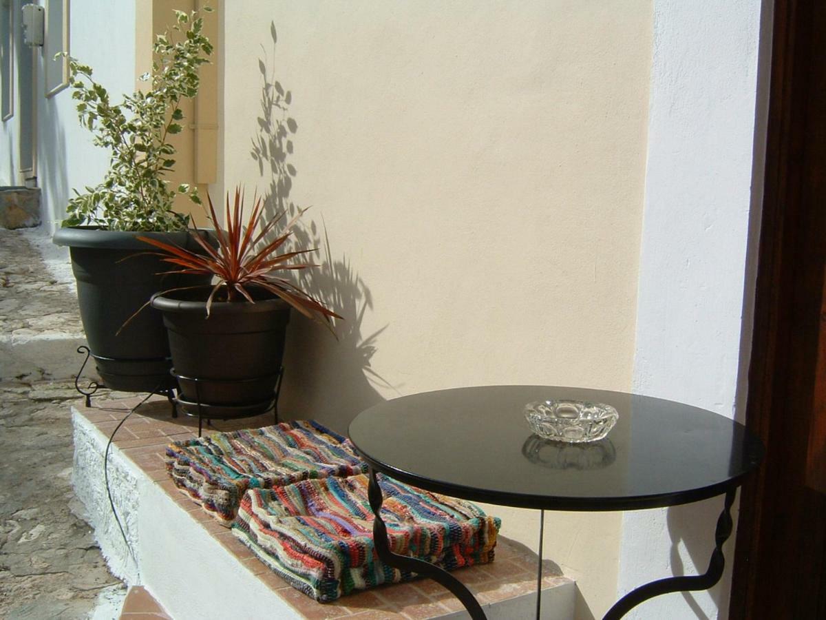 Yiayia'S Home Chalki Town Exterior foto